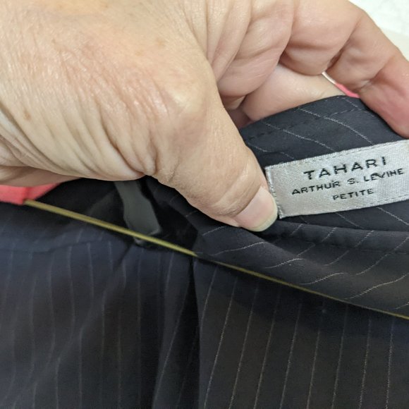 Tahari Navy/Charcoal PIN STRIPED (short) Skirt Suit  Vintage-y, EUC | 10 - Picture 15 of 16